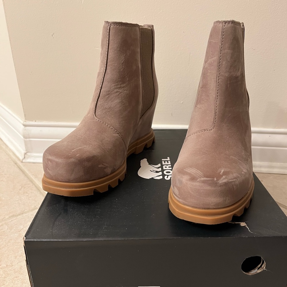Joan of Artic Wedge III Chelsea boot size 9